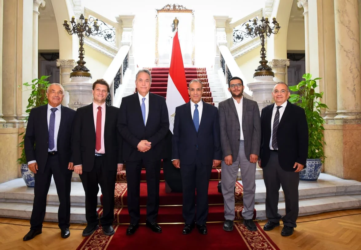 وزير الخارجية يلتقي الوفد الطبي العائد من تنزانيا وكينيا