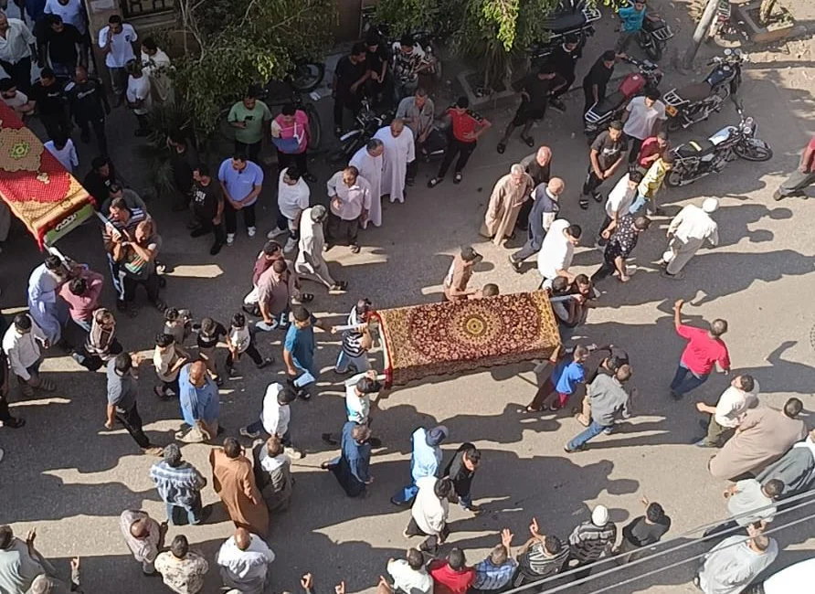 جنازة مهيبة لأم ونجليها في كفر أبنهس بالمنوفية