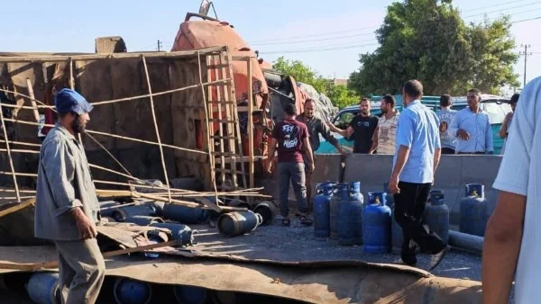 انقلاب سيارة بأسطوانات غاز على الطريق الزراعي بالقليوبية