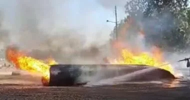 حريق يلتهم مواسير الصرف الصحي في قرية الحلة