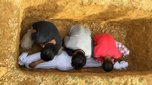 هل الميت يعلم مكانه في الجنة أو النار قبل القبر؟