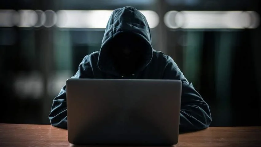 الابتزاز الإلكتروني: معاناة موظفة عقارات شابة