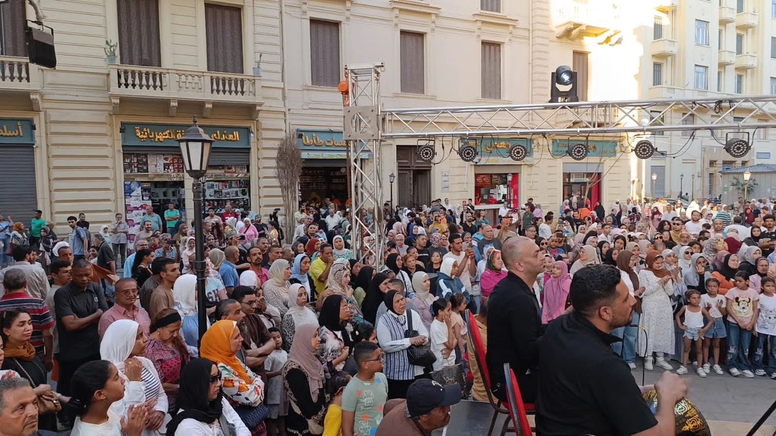 مهرجان "شارع الفن" بالإسكندرية يجذب الجمهور بفعاليات متنوعة