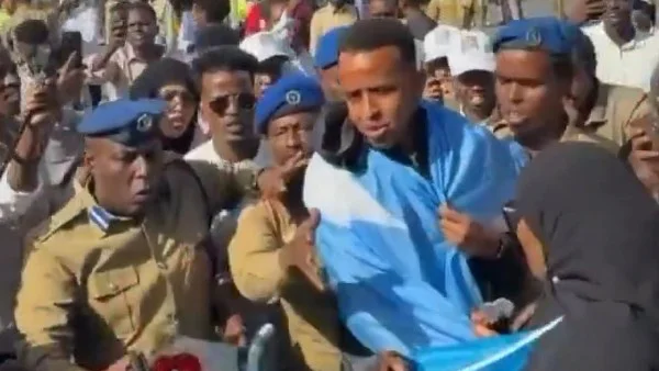 حكم إنجليزي يطالب الفيفا بتعويض لحكم صومالي شاب