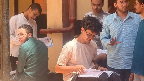 طلاب الثانوية الأزهرية يدخلون لجان امتحان النحو بتركيز