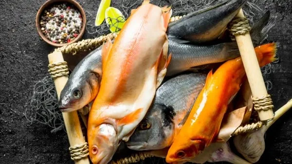طرق فعالة للتخلص من رائحة السمك العالقة باليدين