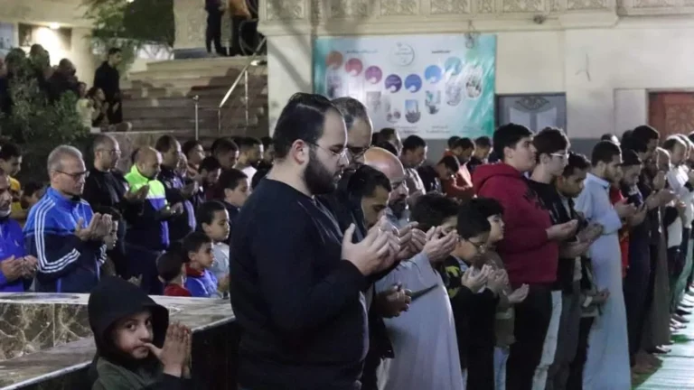 المسافة بين القدمين في الصلاة وحكم الفروض