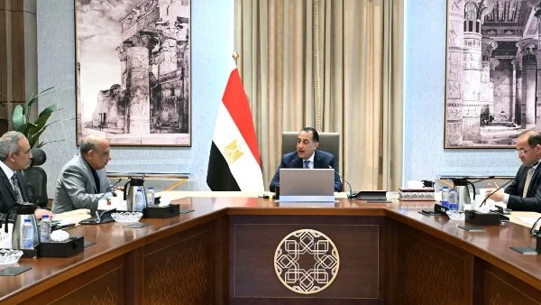 رئيس الوزراء يتابع تمويل مشروعات الطاقة المتجددة