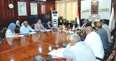 محافظ الأقصر يناقش ملفات التقنين والتصالح مع المواطنين