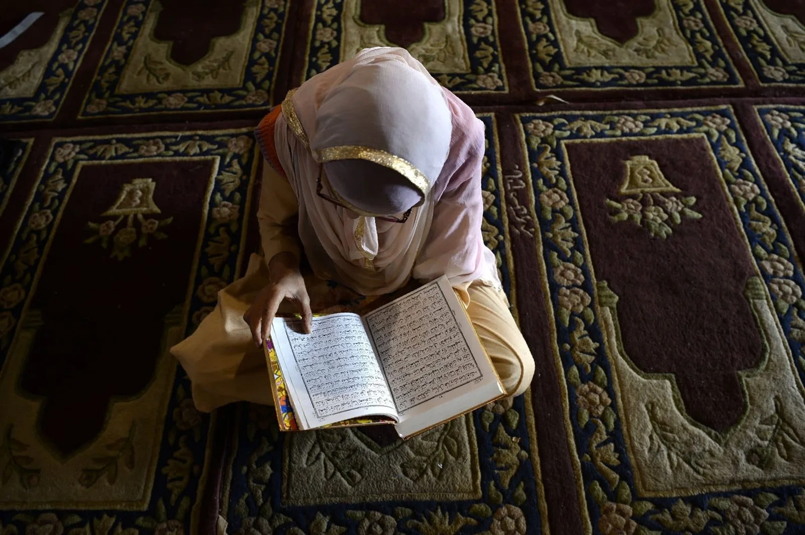 حكم ختم القرآن من المصحف أثناء الصلاة