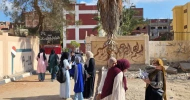 توافد طلاب الثانوية العامة بالجيزة لأداء امتحانات اللغة الأجنبية