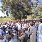 وداع مؤثر لعبدالعزيز مخيون بحضور الآلاف