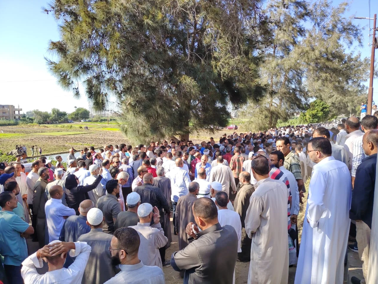 وداع مؤثر لعبدالعزيز مخيون بحضور الآلاف