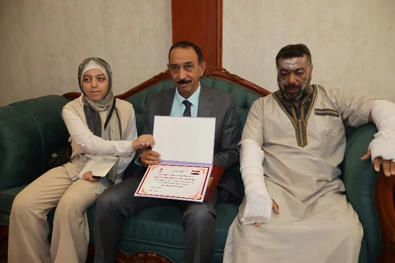 تكريم عادل عبد العال بطل إنقاذ الشباب في سوهاج