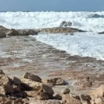 تحذيرات من السباحة في شواطئ مطروح بسبب ارتفاع الأمواج