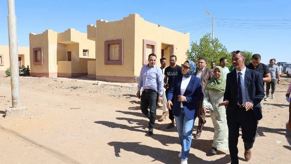 زيارة محافظ الوادي الجديد لمشروع الإسكان الريفي بباريس