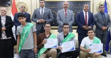 محافظ السويس يكرم أوائل الإعدادية والفائزين بمسابقات علمية