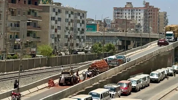 انقلاب مقطورة بالطوب في مدخل بنها القبلي