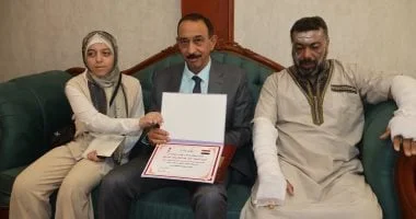 تكريم بطل من سوهاج لإنقاذه 6 شباب من حريق