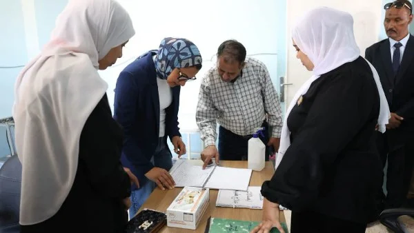 محافظ الوادي الجديد تتابع القافلة الطبية بمستشفى باريس