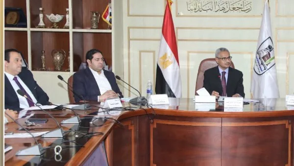 محافط بني سويف يناقش تقنين أراضي أملاك الدولة