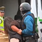 امرأة تنتزع سلاح شرطي وتطلق النار في تشيلي