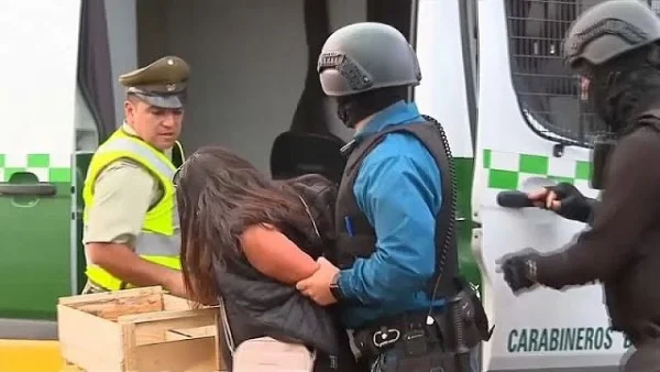 امرأة تنتزع سلاح شرطي وتطلق النار في تشيلي