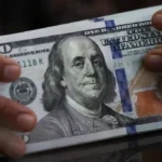 أقل سعر لصرف الدولار في البنوك اليوم