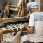 العم أحمد يعيد إحياء صناعة الفركة اليدوية في قنا