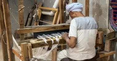 العم أحمد يعيد إحياء صناعة الفركة اليدوية في قنا
