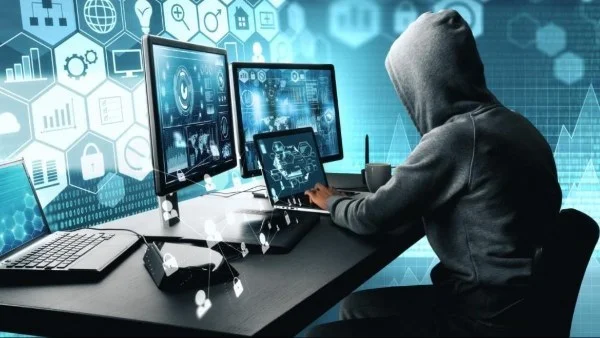 سائق وكيل لاعبين يواجه عقوبة قانونية بسبب الابتزاز