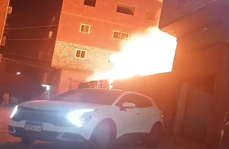 السيطرة على حريق في معرض أخشاب بكوم أمبو