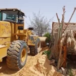 إزالة كثبان رملية وتمهيد طريق في الوادي الجديد