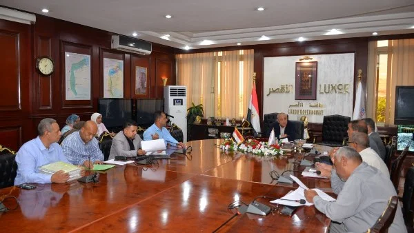 محافظ الأقصر يتابع ملفات التصالح وتقنين الأراضي