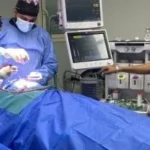 نجاح فريق جراحي في استئصال ورم بوزن 2 كيلو من بطن طفل