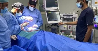 نجاح فريق جراحي في استئصال ورم بوزن 2 كيلو من بطن طفل