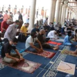 آداب دخول المسجد يوم الجمعة وحكم تخطي رقاب المصلين