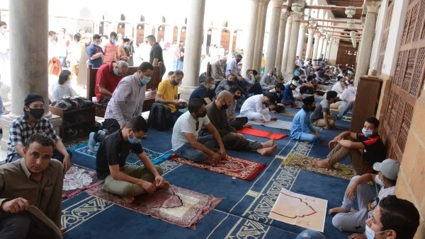 آداب دخول المسجد يوم الجمعة وحكم تخطي رقاب المصلين