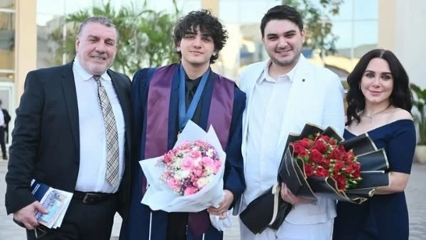 سلاف فواخرجي تحتفل بتخرج ابنها من الجامعة الأميركية
