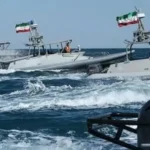إنقاذ طاقم سفينة شحن بعد إصابتها بقذيفة أمريكية
