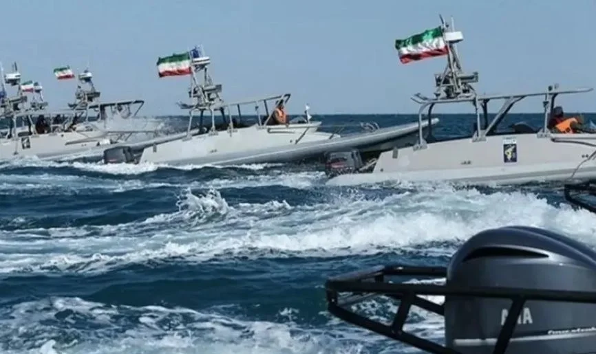 إنقاذ طاقم سفينة شحن بعد إصابتها بقذيفة أمريكية