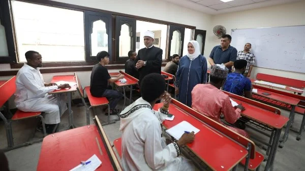 تفقد لجان امتحانات الفقه للثانوية الأزهرية للوافدين