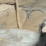 انفجار مفاجئ بخط مياه في مدخل الشهداء