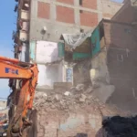 هدم عقار بقلعة الكبش لحماية السكان
