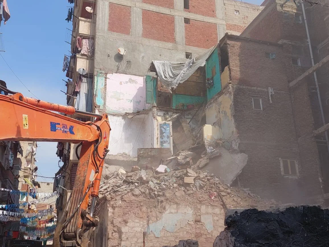 هدم عقار بقلعة الكبش لحماية السكان