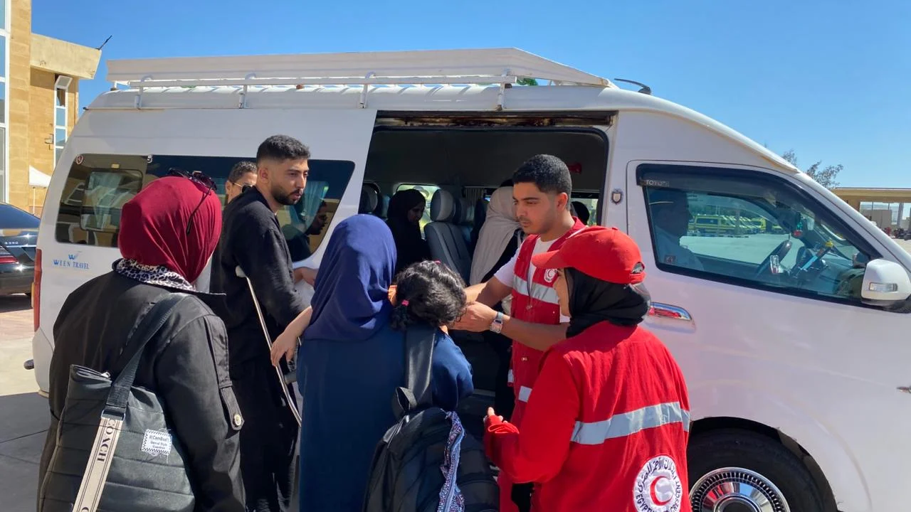 الهلال الأحمر المصري يستقبل دفعة جديدة من المصابين الفلسطينيين
