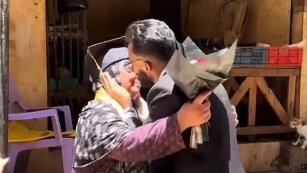 خريج يشكر والدته ببيع الدواجن احتفالات مؤثرة