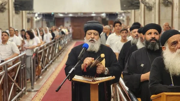 الأنبا ميخائيل يقود التسبحة الشهرية بحلوان
