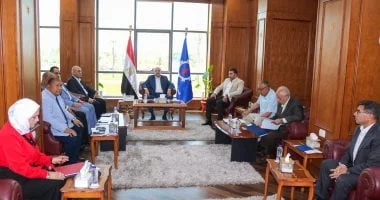 محافظ السويس يناقش مطالب المواطنين مع النواب