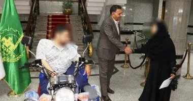 محافظ القليوبية يسلم موتوسيكل لمواطن من ذوي الهمم